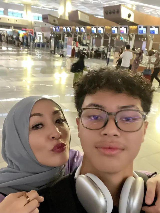 Potret Angelina Sondakh antar Keanu ke bandara untuk ikut tanding ke Singapura (Sumber: Instagram/@angelinasondakh09)