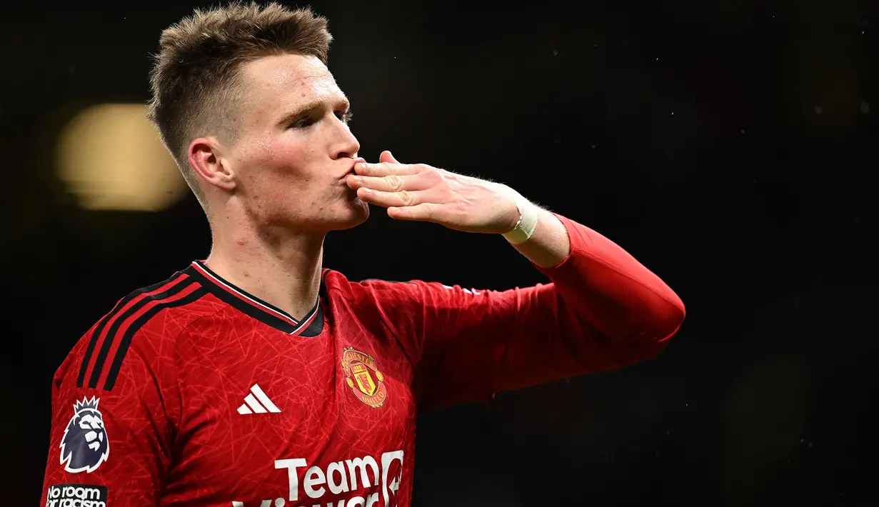 Scott McTominay, Gelandang bertahan berusia 27 tahun asal Skotlandia ini dipromosikan dari tim U-23 Manchester United ke tim senior sejak awal musim 2017/2018. Pada musim 2023/2024 ia telah mencetak 6 gol bagi MU dari 19 laga di Premier League dan sementara menjadi top skor MU musim ini. (AFP/Oli Scarff)