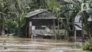Suasana banjir yang melanda Jalan Bina Warga Rt 005/Rw 07 Kelurahan Rawa Jati, Jakarta, Senin (8/2/2021). Banjir setinggi 60-190 cm tersebut disebabkan oleh luapan air Sungai Ciliwung dan curah hujan Jakarta yang tinggi. (Liputan6.com/Johan Tallo)