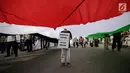 Anak kecil berdiri di tengah bendera Palestina saat aksi di depan Kedubes AS, Jakarta, Jumat (23/6).  Aksi tersebut memperingati Al Quds Day 2017 sebagai dukungan bagi rakyat Palestina dan mengecam kebijakan AS dan Israel. (Liputan6.com/Faizal Fanani)