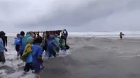 Perjuangan Warga Pesisir Barat Lampung Terjang Ombak Tinggi Gotong Ibu Melahirkan sampai Puskesmas
