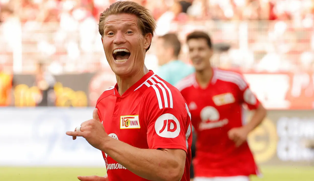 Kevin Behrens yang kini tengah menjalani musim ketiga berseragam Union Berlin memiliki koleksi satu hattrick yang dicetaknya pada pekan pertama Bundesliga 2023/2024 saat Union Berlin menang 4-1 atas FSV Mainz (20/8/2023). Hingga kini ia telah mencetak 4 gol dari 16 laga di Bundesliga 2023/2024. (AFP/Odd Andersen)