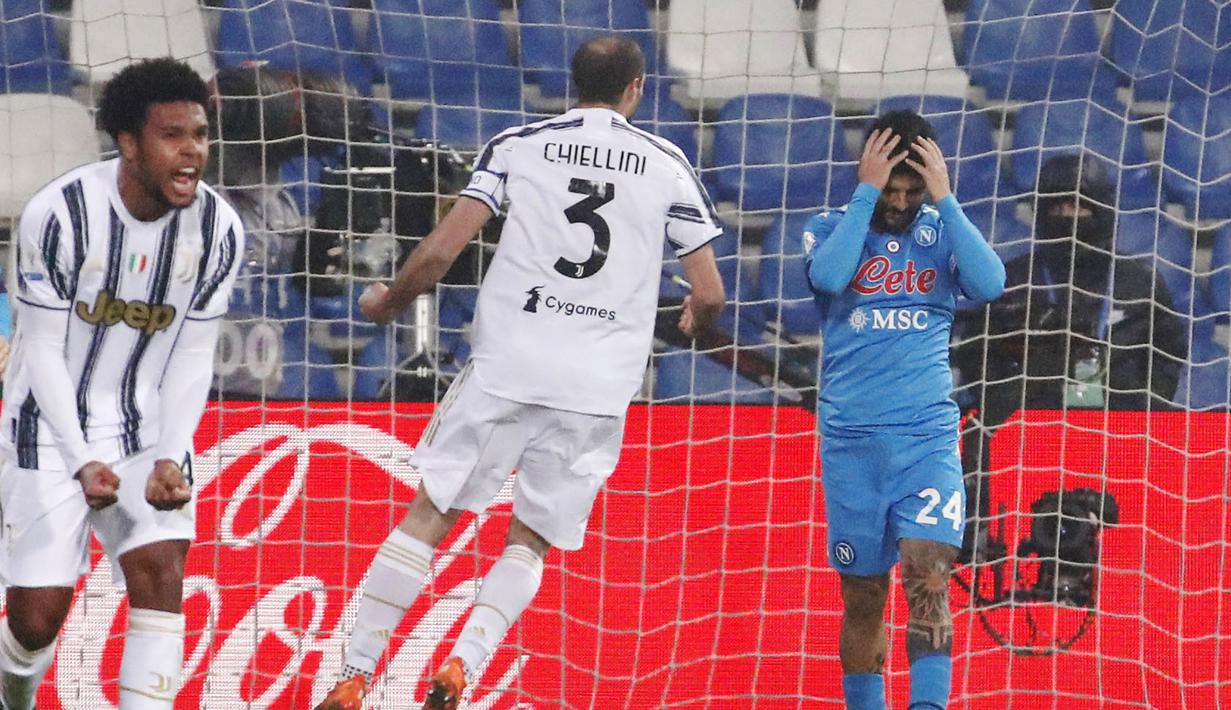 Penyerang Napoli, Lorenzo Insigne, tampak kecewa usai gagal mencetak gol ke gawang Juventus pada laga final Piala Super Italia di Stadion Mapei, Rabu (20/1/2021). Juventus menang dengan skor 2-0. (AP/Antonio Calanni)