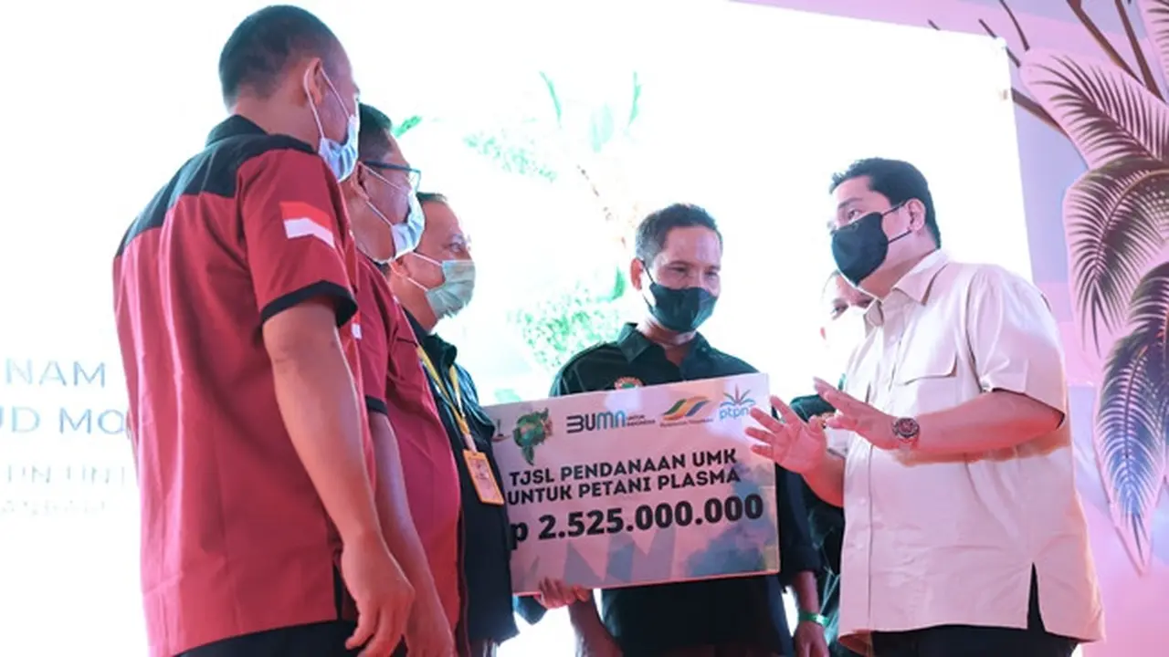 Menteri BUMN Erick Tohir saat menyerahkan bantuan PT Perkebunan Nusantara kepada petani sawit mitra untuk membantu perekonomian masyarakat.