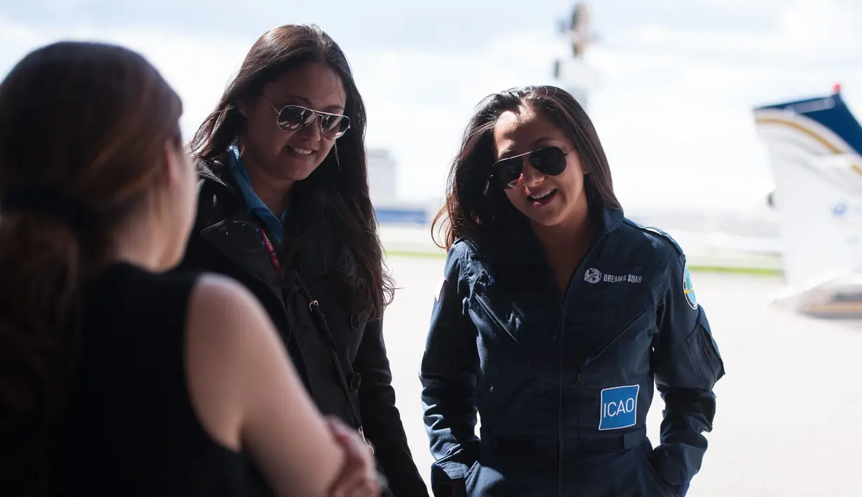 Shaesta Waiz berbincang dengan rekannya di Montreal, Kanada, Senin (15/5). Shaesta akan menempuh rute lebih dari 25.800 km melintasi 18 negara, termasuk Spanyol, Mesir, India, Singapura dan Australia. (AFP Photo/Catherine Legault)