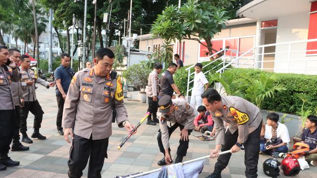 Polres Metro Jakpus mengamankan 140 pelajar yang diduga hendak tawuran dengan modus bagi-bagi takjil. Mereka diamankan pada Selasa (2/4/2024) sore.