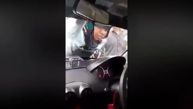 [Bintang] Tidak Terima Diputusin Pacar, Pria Ini Nangis Sambil Manjat Mobil Mantan Kekasihnya