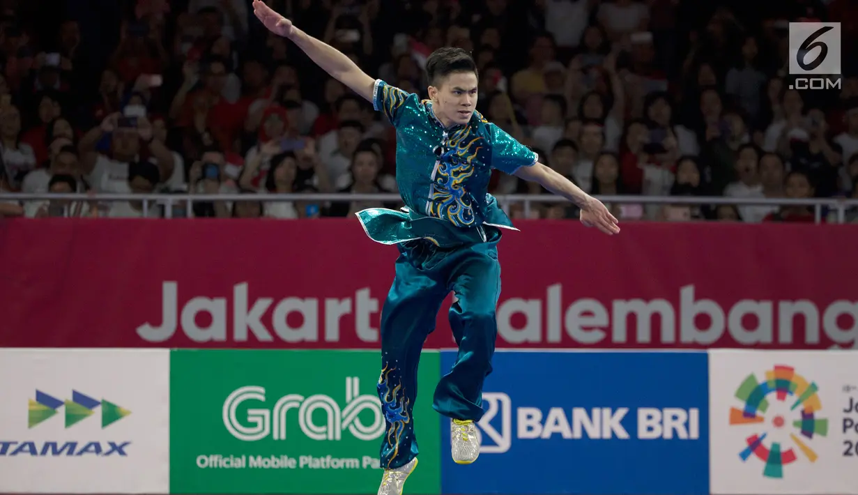 Atlet wushu putra Indonesia, Marvelo Edgar Xavier saat beraksi dalam nomor Cangquan putra Asian Games di JIExpo, Kemayoran Jakarta, Minggu (19/8). Edgar meraih nilai tertinggi kedua, 9,72, dan berhak meraih medali perak. (Bola.com/Vitalis Yogi Trisna)