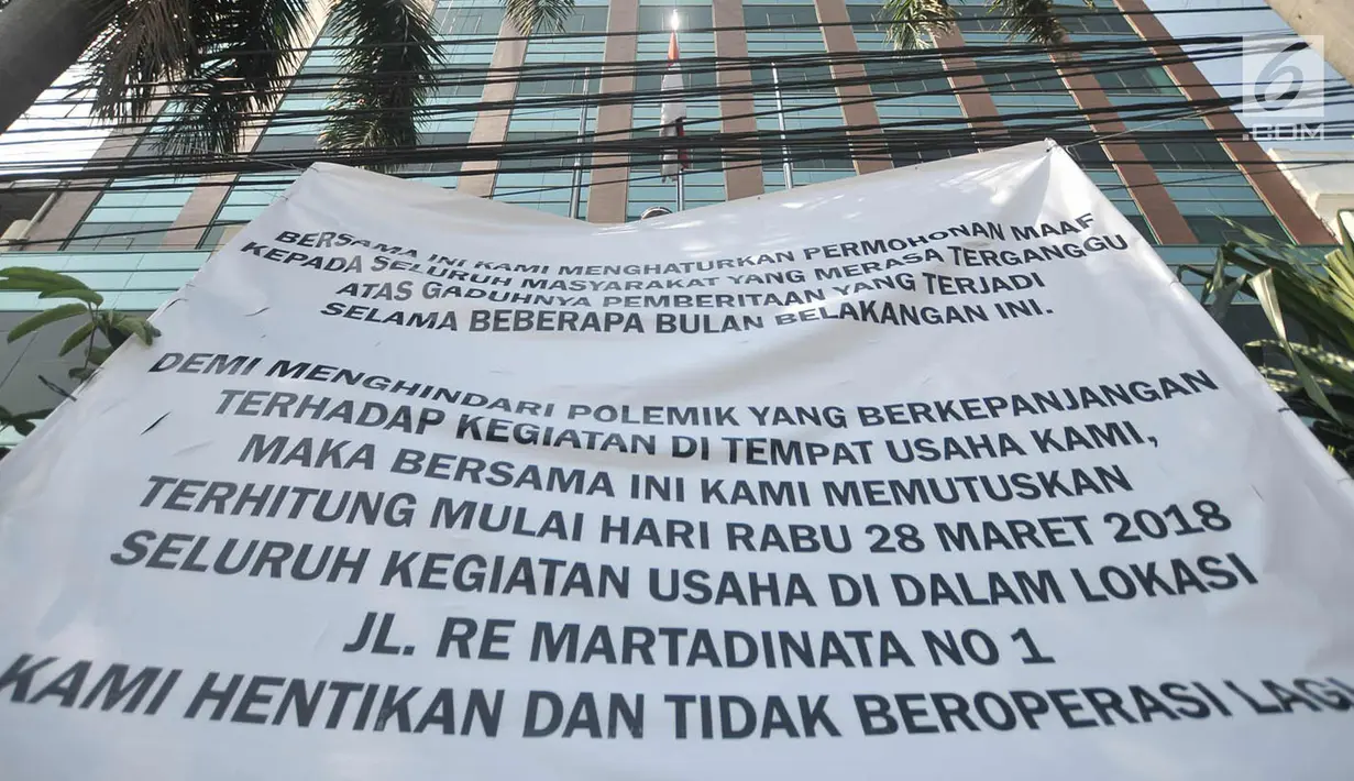 Banner informasi penutupan terpasang di depan Hotel Alexis, Jakarta, Rabu (28/3). Hotel Alexis mulai hari ini resmi tidak beroperasi dengan memasang banner info penutupan di depan hotel. (Merdeka.com/Iqbal S. Nugroho)