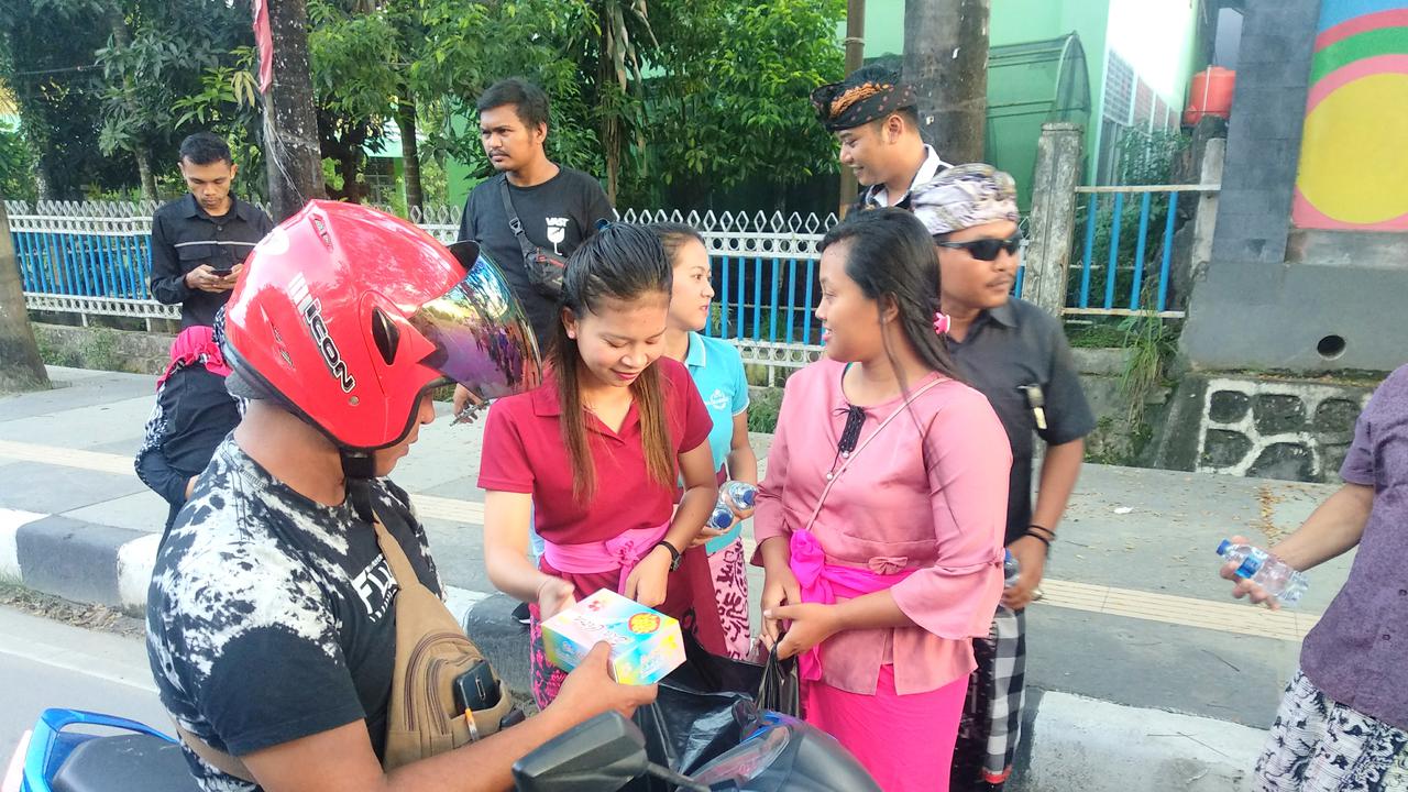 Umat Hindu Kendari Membagikan Takjil