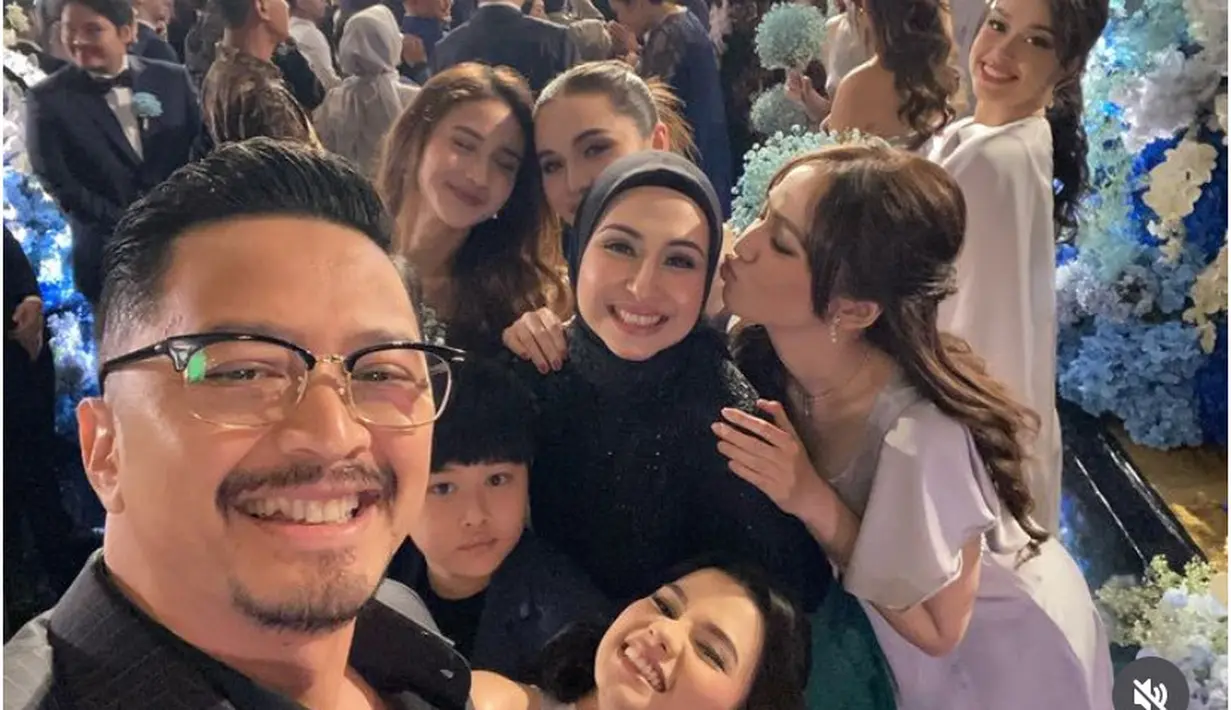 Tak sendiri, ia pun ditemani sang ayah Ferry Maryadi yang mengenakan jas dan kemeja hitam serta ibu sambungnya, Deswita Maharani yang dibalut atasan hitam brokat senada dengan kerudung dipadukan rok hijaunya. [@kangferrymaryadi]