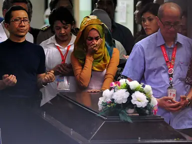 Salah satu jenazah korban pesawat AirAsia QZ-8501 diserah terimakan di RS Bhayangkara, Surabaya, Kamis (1/1). (Liputan6.com/Johan Tallo)