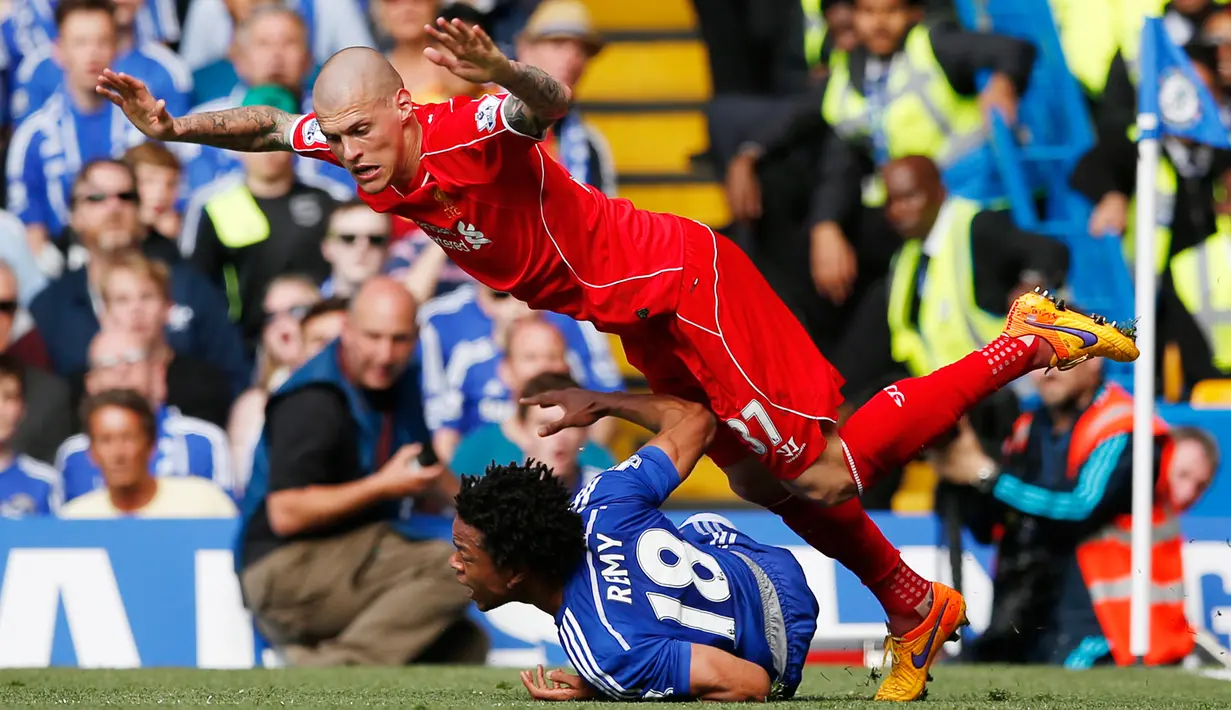Bek Liverpool, Martin Skrtel (kanan) berusaha melewati penyerang Chelsea Loic Remy saat Laga Liga Premier Inggris di Stamford Bridge,  Minggu (10/5/2015). Chelsea bermain imbang 1-1 atas Liverpool.(Reuters/John Sibley)