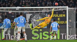 Kiper Cremonese, Emil Audero Mulyadi melakukan penyelamatan hebat saat bertandang ke markas Lazio    dalam lanjutan Serie A 2025/2026 di Stadion Olimpico Roma, Minggu (12/12/2025) dini hari WIB. (AFP/Andreas Solaro)