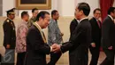 Presiden Joko Widodo memberi ucapan selamat kepada Mr. Toshihiro Nikai, Istana Negara, Jakarta, Senin (23/11/15). Jokowi memberi penganugerahan kepada Ketua Liga Parlemen Jepang-Indonesia Mr. Toshihiro Nikai. (Liputan6.com/Faizal Fanani)