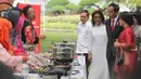 Presiden Joko Widodo (Jokowi) dan Ibu Negara, Iriana Joko Widodo didampingi Menteri Kelautan dan Perikanan, Susi Pudjiastuti meninjau Lomba Masak Ikan Nusantara 2017 di halaman Istana Kepresidenan, Jakarta, Selasa (15/8). (Liputan6.com/Pool)
