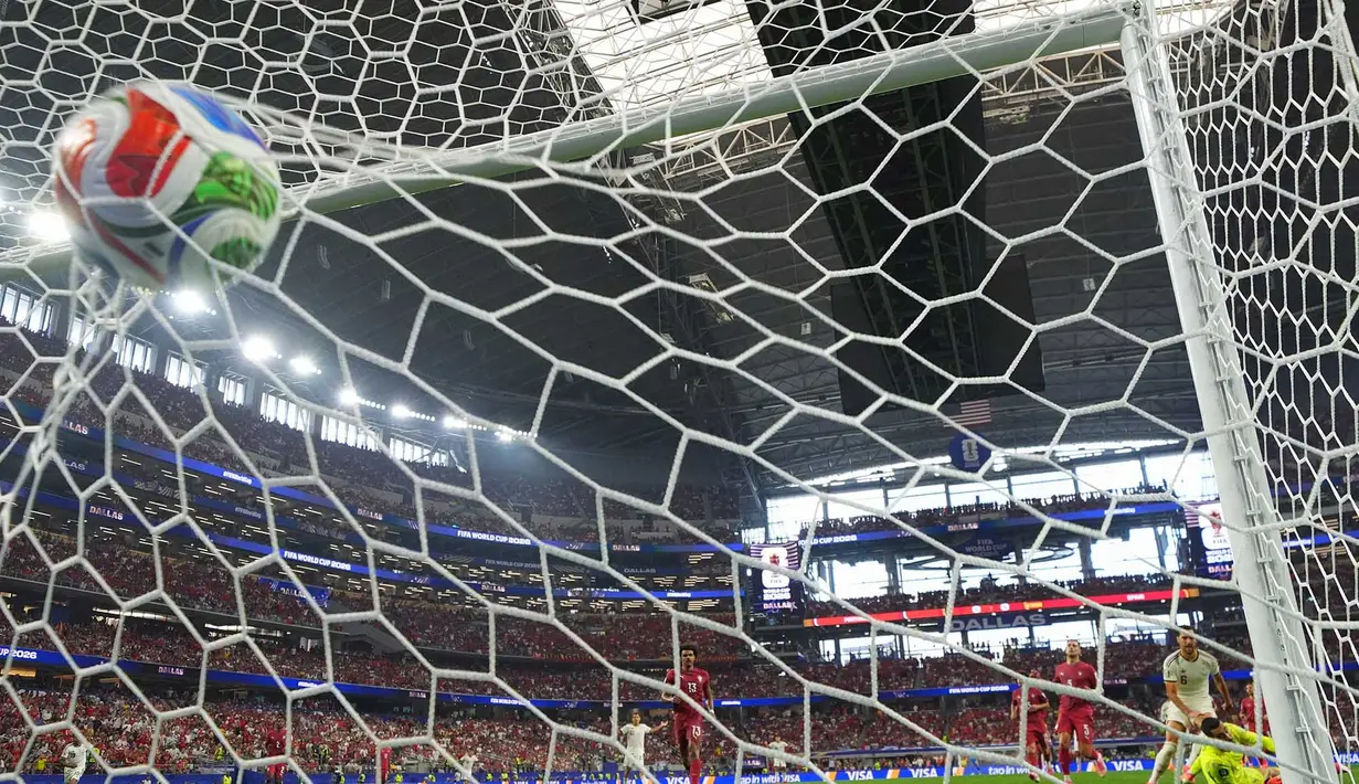 Pemain Spanyol Mikel Merino mencetak gol pembuka selama pertandingan sepak bola babak 16 besar Piala Dunia antara Portugal dan Spanyol di Arlington, Texas, dekat Dallas, Senin, 6 Juli 2026. (AP Photo/Julio Cortez)