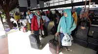 Calon penumpang menunggu kereta di Stasiun Pasar Senen, Jakarta, Jumat, (22/12). Memasuki masa libur panjang Natal 2017 dan Tahun Baru 2018 akan PT. KAI akan mengoperasikan 17 Kereta Api tambahan. (Liputan6.com/Johan Tallo)