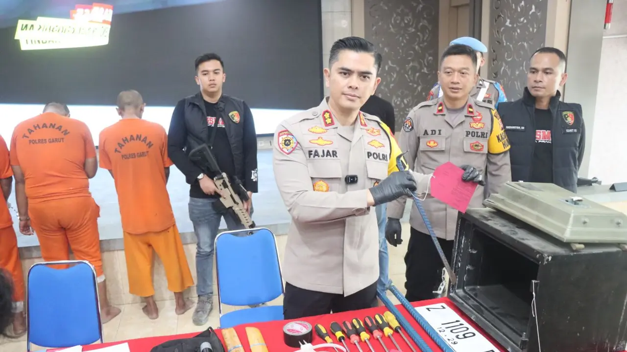 Kapolres Garut AKBP Mochamad Fajar Gemilang, menujukan alat bukti berupa linggis dalam kasus pencurian di SPBU dalam rilis kasus di Mapolres Garut, Senin (28/10/2024). (Liputan6.com/Jayadi Supriadin)