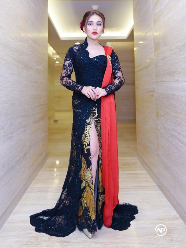 6 Potret Ayu Ting Pakai Kebaya, Tampil Anggun dan Elegan