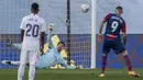 Serangan Levante akhirnya berbuah gol kedua pada menit ke-78. melalui tembakan Roger Marti untuk menaklukkan Courtois. (Foto: AP/Manu Fernandez)