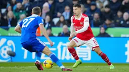 Pemain Arsenal Gabriel Martinelli berebut bola dengan pemain Leicester City Timothy Castagne pada pertandingan sepak bola Liga Inggris di The King Power Stadium, Leicester, Inggris, 25 Februari 2023. Arsenal mengalahkan Leicester City dengan skor 1-0. (AP Photo/Jon Super)