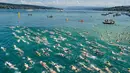 Aksi ratusan peserta menyeberangi Danau Zurich saat berpartisipasi dalam perhelatan tahunan di Swiss, 5 Juli 2017. Dalam ajang tersebut, ribuan orang harus bersaing mengarungi Danau Zurich sejauh 1,5 kilometer. (AFP PHOTO / Michael Buholzer)