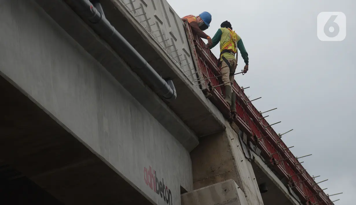 Pekerja menyelesaikan proyek pembangunan jalan layang (flyover) Cakung, Jakarta, Kamis (28/1/2021). Bina Marga DKI Jakarta akan melakukan uji coba penggunaan flyover dengan biaya pembangunan  Rp 261 miliar tersebut pada Febuari mendatang. (merdeka.com/Imam Buhori)