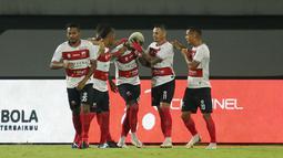 Belum genap satu menit, Laskar Sape Kerrab berhasil membuka keunggulan lewat Hugo Gomes dos Santos Silva (tengah), atau dikenal dengan Jaja. Ia berhasil memanfaatkan bola liar sapuan bek Persikabo, Muhammad Rifki menjadi tendangan placing keras ke arah kanan gawang. (Bola.com/M Iqbal Ichsan)