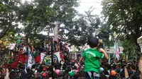 Massa Bonek Mania tumpah ruah di Pengadilan Niaga Surabaya. Mereka datang untuk memberi dukungan kepada PT Persebaya Indonesia. (Bola.com/Fahrizal Arnas)