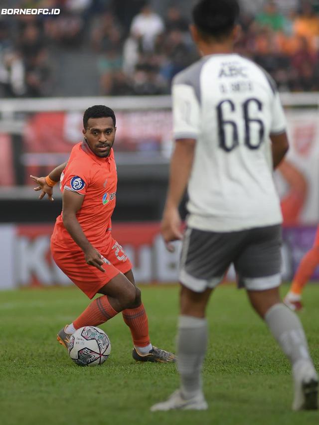 Winger Borneo FC, Terens Puhiri ketika melawan Persib Bandung di BRI Liga 1 2022/2023.