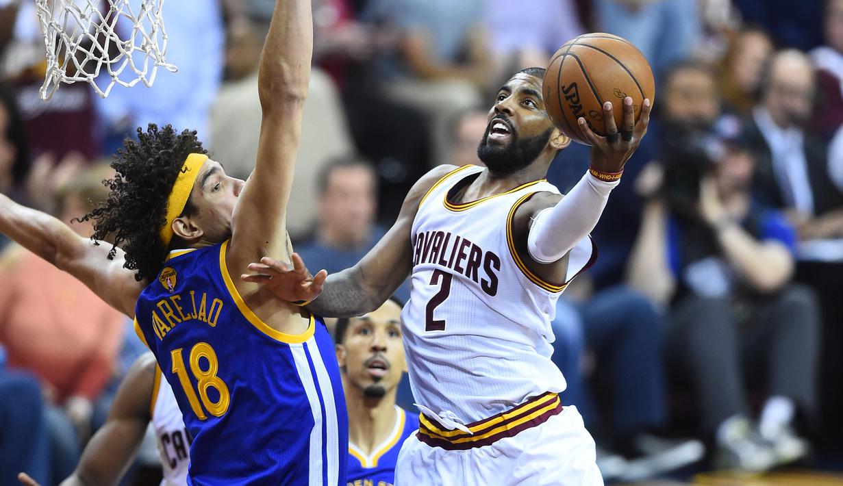 Guard Cavaliers, Kyrie Irving #2 melakukan lay up melewati hadangan forward Warriors, Anderson Varejao #18 pada game ke-3 NBA Finals di Quicken Loans Arena, (9/6/2016) WIB. (Mandatory Credit: David Richard-USA TODAY Sports)