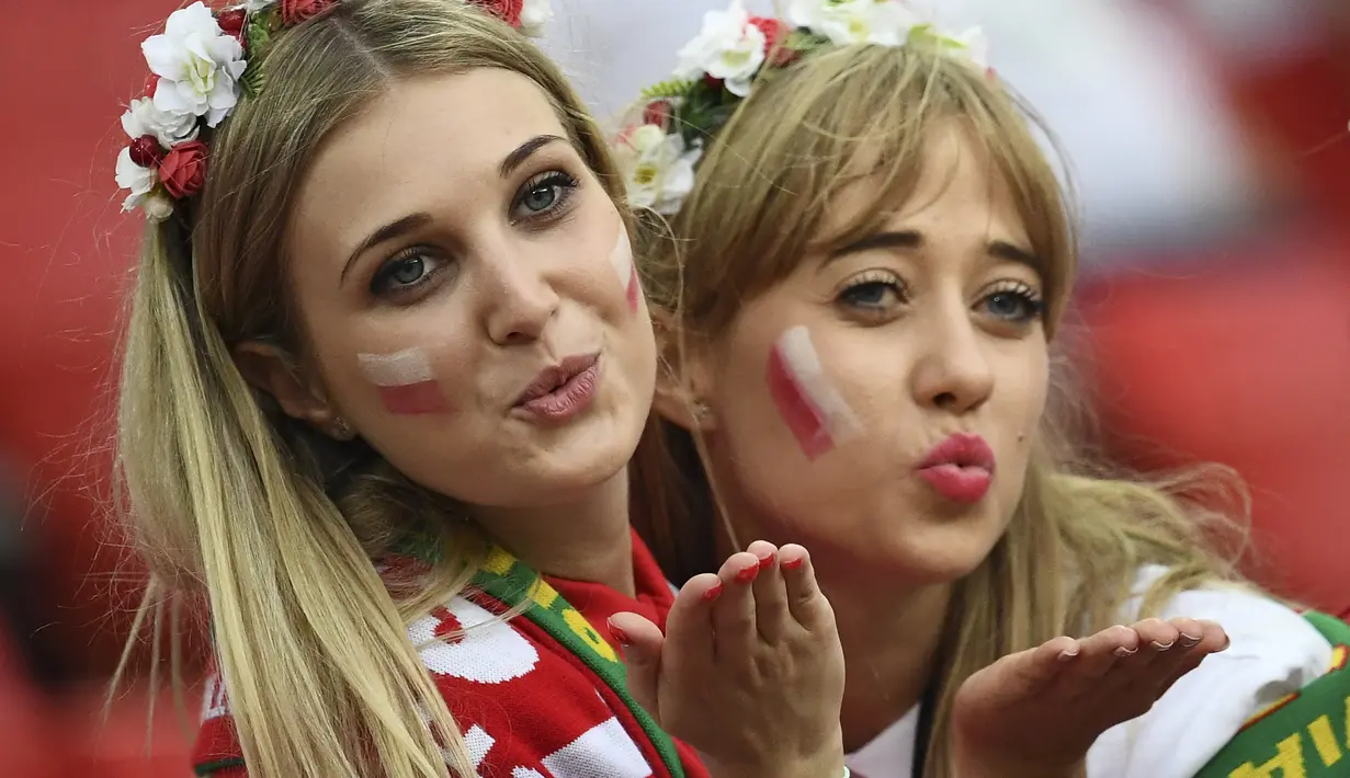 Suporter wanita berpose sebelum pertandingan grup H Piala Dunia 2018 antara Polandia melawan Senegal di Stadion Spartak di Moskow, Rusia (19/6). Dalam pertandingan ini Polandia takluk atas Senegal 2-1. (AFP Photo/Franck Fife)