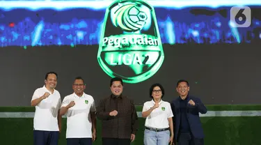 Ketua Umum PSSI yang juga Menteri BUMN, Erick Thohir (tengah) saat meresmikan bergulirnya Pegadaian Liga 2 Indonesia 2024/2025 di Jakarta, Selasa (3/9/2024). (Liputan6.com/Helmi Fithriansyah)