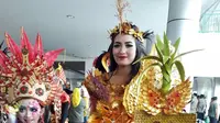 Putri asal Konsel, Sri Rahmiati Rembulan, yang membawakan baju tenunan Konsel di Karnaval Tenun Sulawesi Tenggara 2018. Foto: (Ahmad Akbar Fua/Liputan6.com)
