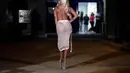 Lady Gaga berpose dengan memamerkan bagian belakang tubuhnya yang seksi saat di bandara Athena, Rabu (17/9/14). (REUTERS/Alkis Konstantinidis)