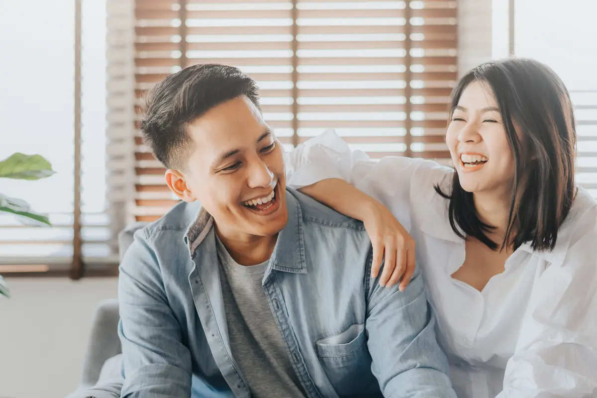 perempuan dan pasangan senyum sofa