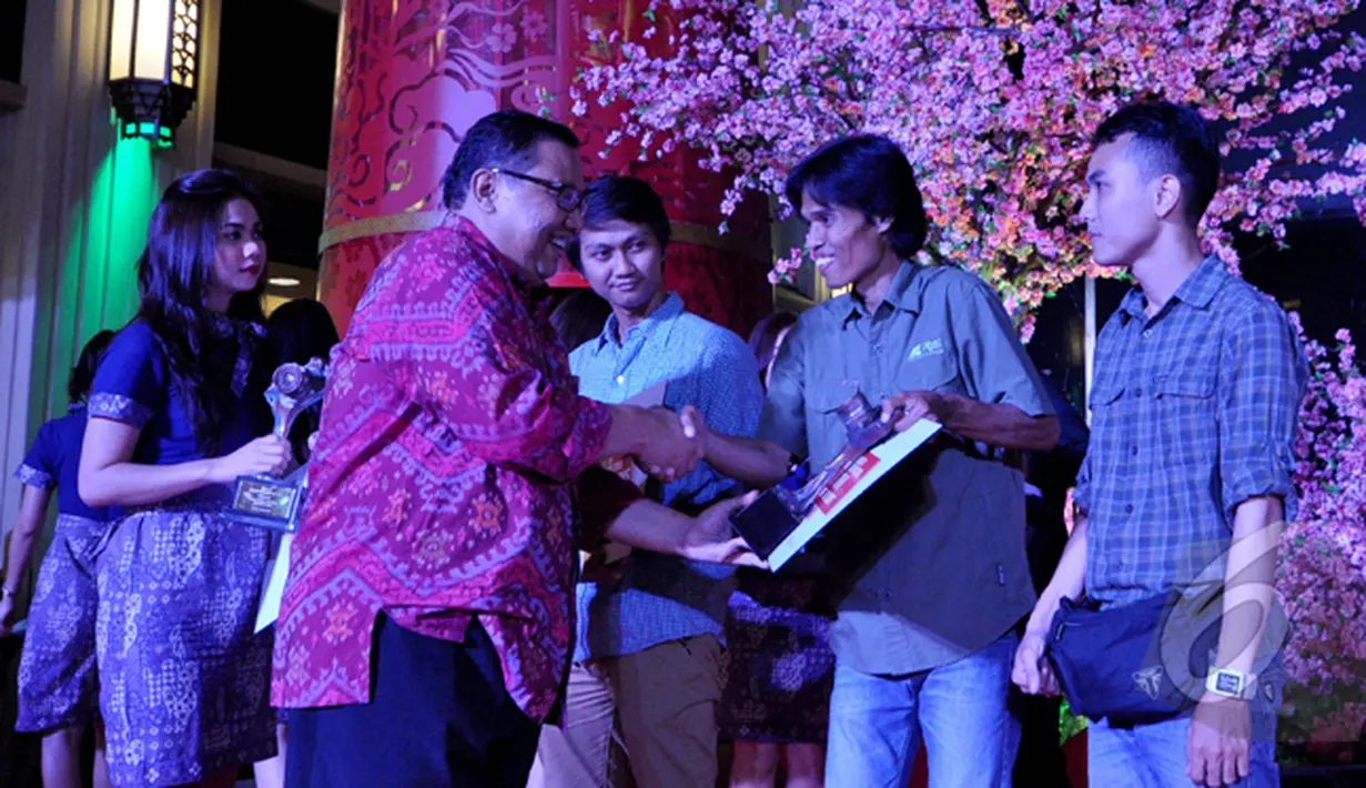 Pemberian hadiah kepada para juara saat pameran foto dan penyerahan Anugerah Pewarta Foto Indonesia 2013-2014 di Grand Indonesia, Jakarta, Sabtu (28/2/2015). (Liputan6.com/Faizal Fanani)