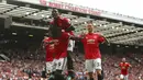 Striker Manchester United, Romelu Lukaku, merayakan gol yang dicetaknya ke gawang West Ham  pada laga Premier League di Stadion Old Trafford, Manchester, Minggu (13/8/2017). Manchester United menang 4-0 atas West Ham. (AP/Dave Thompson)