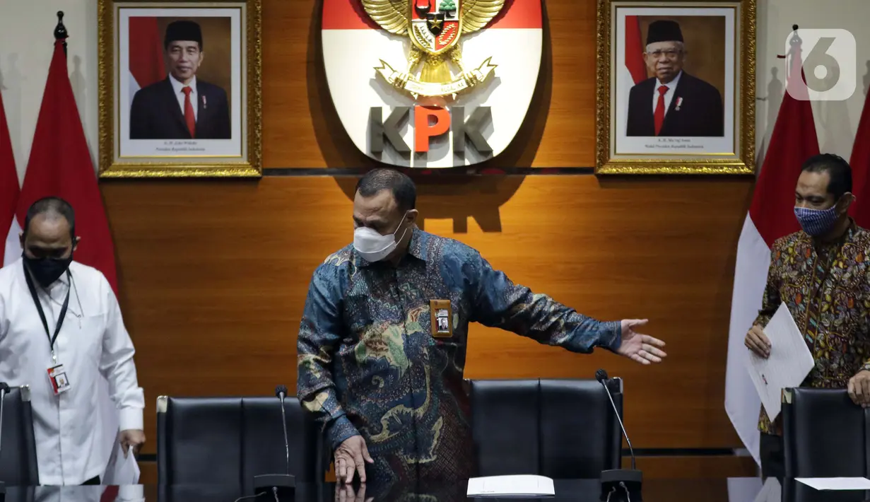 Ketua Komisi Pemberantasan Korupsi, Firli Bahuri (tengah) bersiap mengumumkan hasil penilaian dalam rangka pengalihan status kepegawaian di Gedung KPK, Jakarta, Rabu (5/5/2021). Dari 1.351 pegawai KPK yang mengikuti tes wawasan kebangsaan, 75 orang tidak lulus. (Liputan6.com/Helmi Fithriansyah)