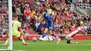 Pemain Chelsea Kai Havertz (tengah) menembak ke gawang Arsenal pada pertandingan Liga Inggris di Emirates Stadium, London, Inggris, 22 Agustus 2021. Chelsea menang 2-0. (JUSTIN TALLIS/AFP)
