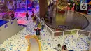 <p>Keseruan anak-anak bermain wahana permainan playground indoor di pusat perbelanjaan, Jakarta, Rabu (4/5/2022). Hari ketiga Lebaran, wahana permainan anak di mall diserbu karena menjadi alternatif bagi anak menghabiskan waktu yang tidak hanya bisa bermain namun juga sekaligus belajar dengan cara menyenangkan. (Liputan6.com/Faizal Fanani)</p>