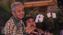 Gubernur Jateng, Ganjar Pranowo (kiri) memberikan presentasi usai pemberian penghargaan program pengendalian inflasi 2016 di Jakarta, Senin (25/4/2016). 13 klaster dinilai sukses mendukung program pengendalian inflasi. (Liputan6.com/Helmi Fithransyah)
