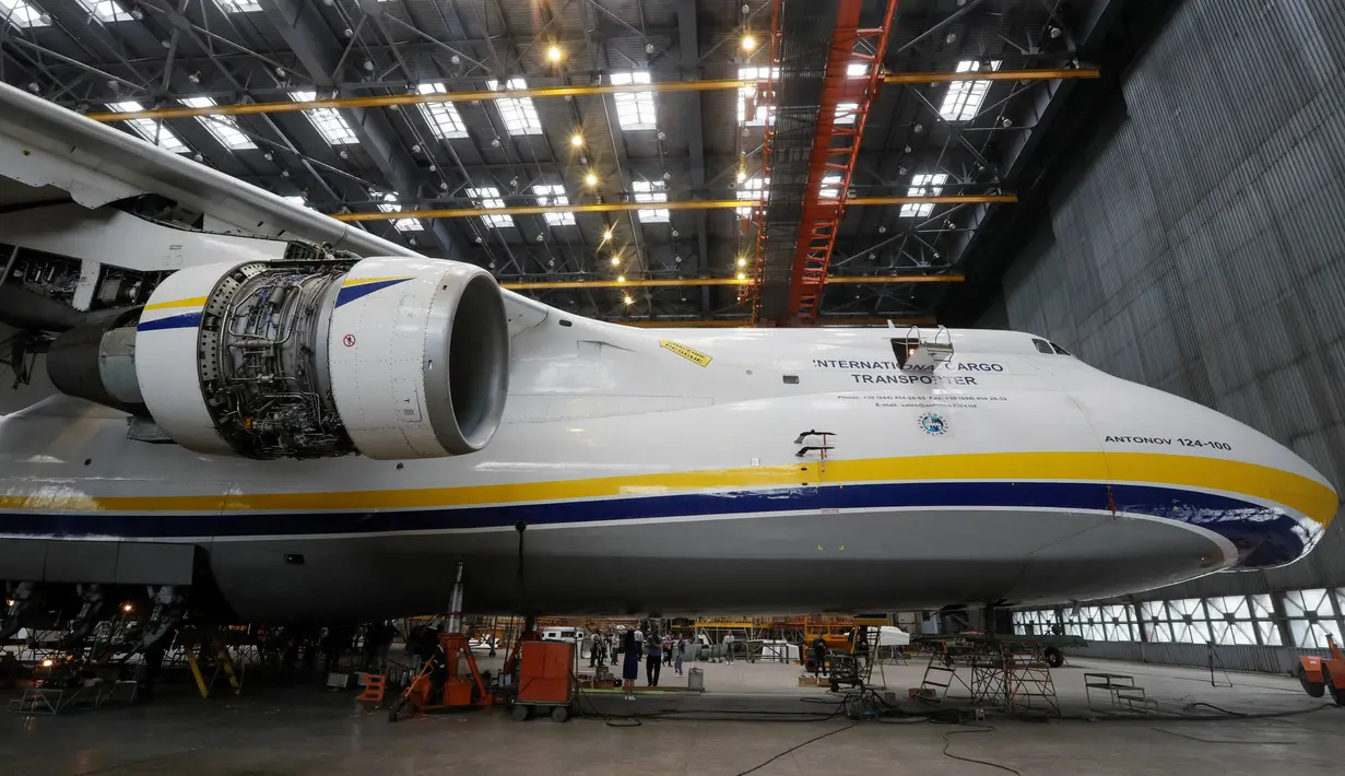 Pesawat Antonov An-124 Ruslan saat direnovasi di pabrik pesawat Antonov di Kiev, Ukraina (15/5/2019). Pesawat An-124 'Ruslan' bertugas mengangkut peralatan militer. (Reuters/Valentyn Ogirenko)