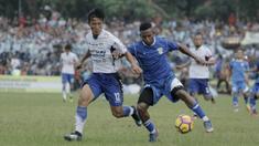 Striker Perserang Serang, Oktovianus Maniani, berusaha melewati bek Persib Bandung, Henhen Herdiana, pada laga persahabatan di Stadion Maulana Yusuf, Serang, Kamis (1/3/2018). Persib menang 6-0 atas Perserang. (Bola.com/M Iqbal Ichsan)