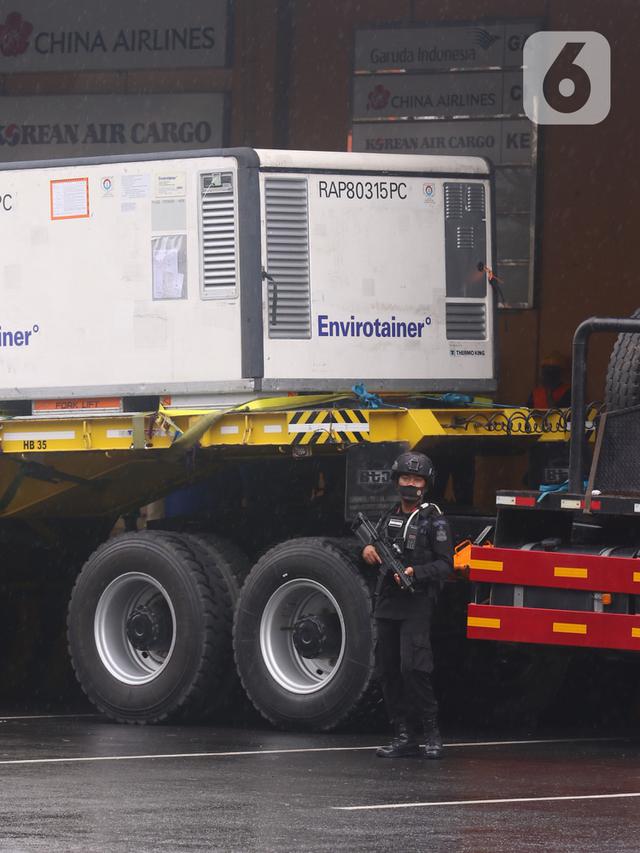 TNI dan Polri Kawal Vaksin Covid-19 Menuju Bandung