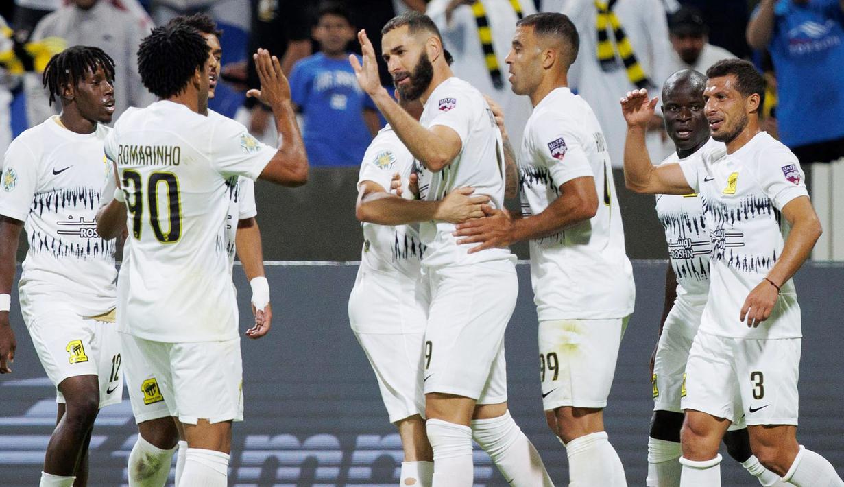 Karim Benzema menjalani debut istimewa dengan seragam Al Ittihad. (Photo by AFP)