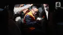 Mantan Staf Khusus Menteri Agama (Menag) periode 2020-2024, Yaqut Cholil Qoumas, Ishfah Abidal Aziz alias Gus Alex masuk ke dalam mobil tahanan usai menjalani pemeriksaan di Gedung Merah Putih Komisi Pemberantasan Korupsi (KPK), Jakarta, Selasa (17/3/2026). (Liputan6.com/Helmi Fithriansyah)