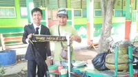 Anang Satria, mahasiswa asal Kolaka meraih sarjana dengan jualan cilok (Liputan6.com/Ahmad Akbar Fua)