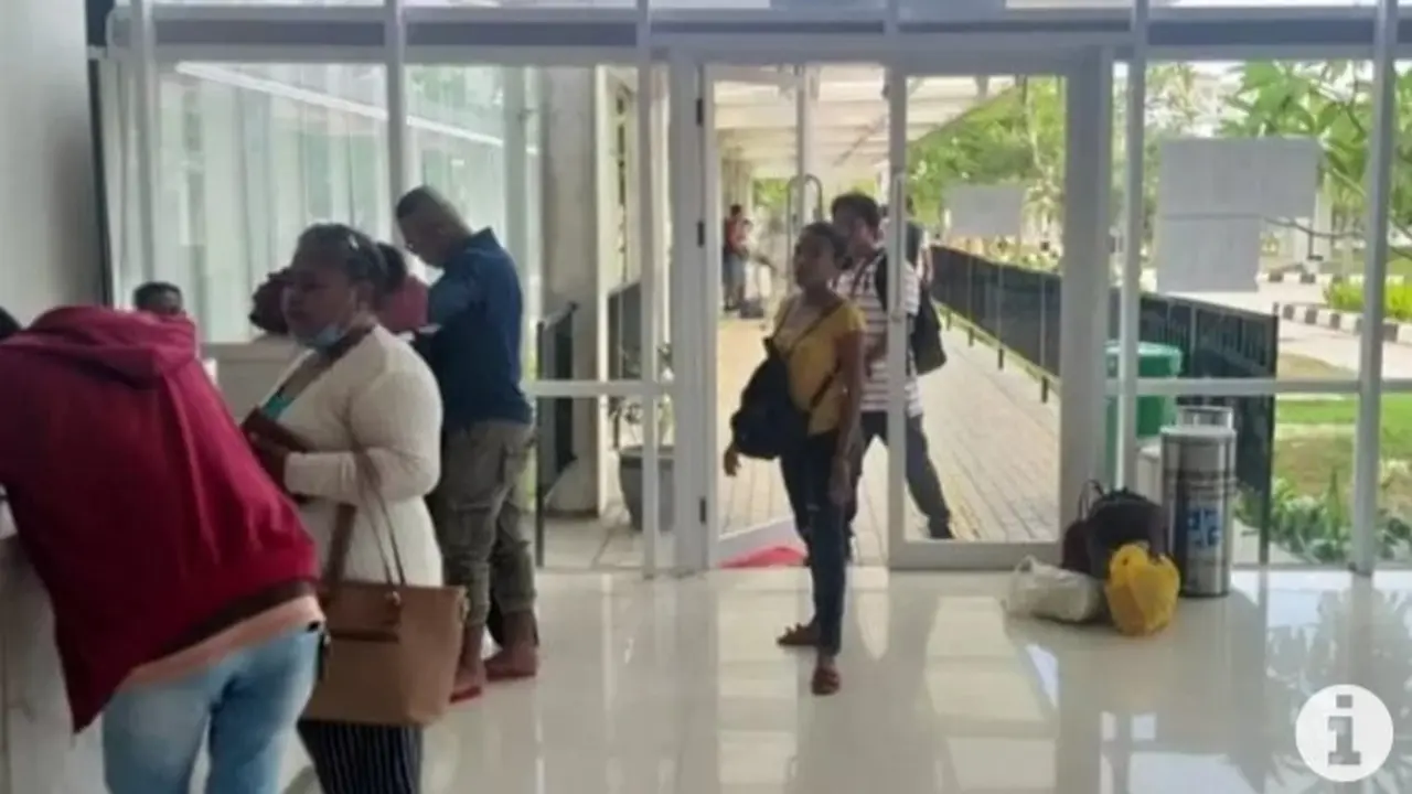 Para petugas di PLBN Motaain, Kabupaten Belu, NTT sedang memeriksa dokumen pelintas. (Liputan6.com/Ola Keda)